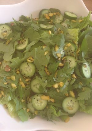A picture of Czengreensalad with pistachios nut.