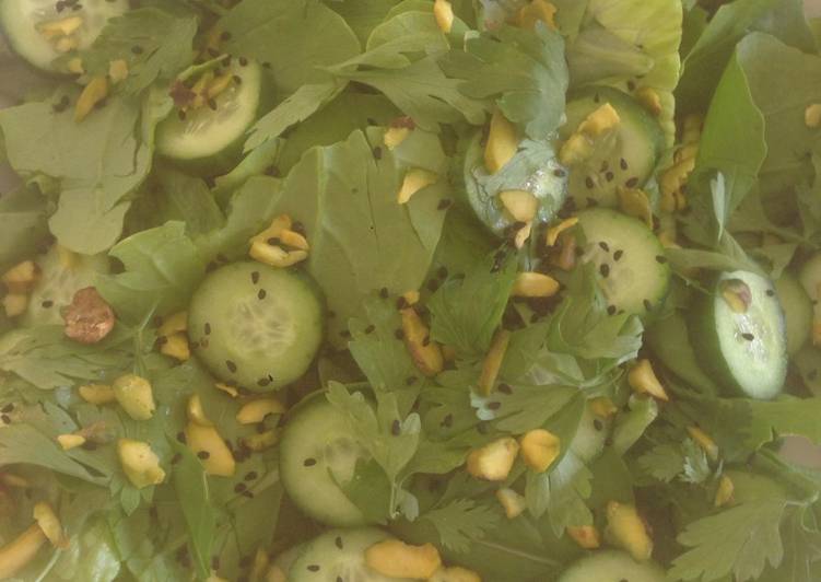 Steps to Make Homemade Czengreensalad with pistachios nut