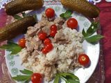 Hentes tokány🍅 🌶️ (ízesítve friss paprika 🍅és paradicsom🌶️) Rizzsel és kovászos🥒 uborkával🥒tálalva