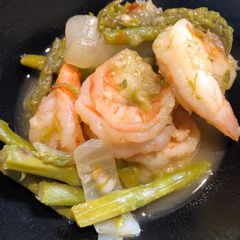 A picture of Drunken 🥴 Spicy 🥵 Shrimp 🍤 with Asparagus.