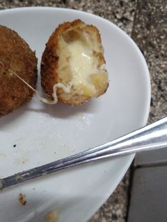 Una foto de Bolitas de plátano relleno con queso