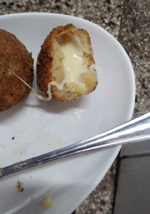 Una foto de Bolitas de plátano relleno con queso