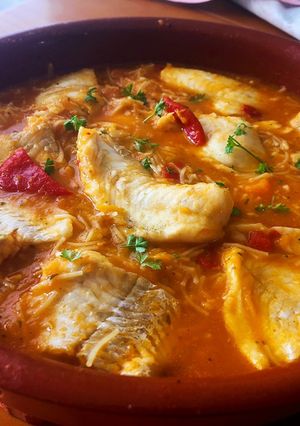 Una foto de Cazuela de merluza con fideos
