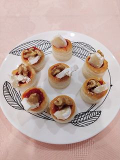 Una foto de Volovanes de mermelada de pimiento, queso de cabra y nuez