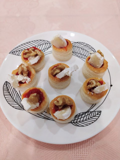 Una foto de Volovanes de mermelada de pimiento, queso de cabra y nuez