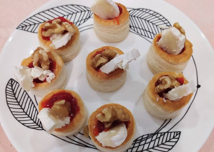 Volovanes de mermelada de pimiento, queso de cabra y nuez