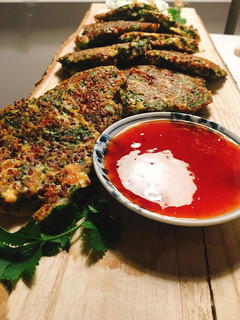 Una foto de Tortillitas de kale y quinoa thai