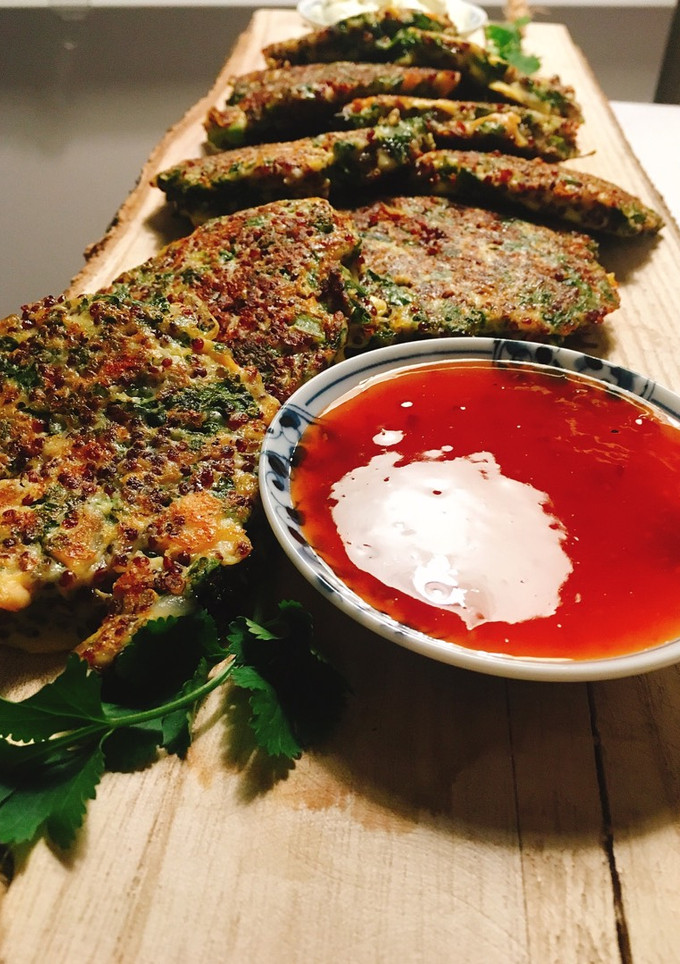 Una foto de Tortillitas de kale y quinoa thai
