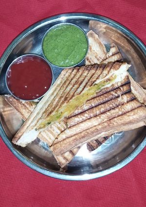 આલુ મટર સેન્ડવીચ (Aloo Matar Sandwich Recipe In Gujarati) રેસીપી મુખ્ય ફોટો