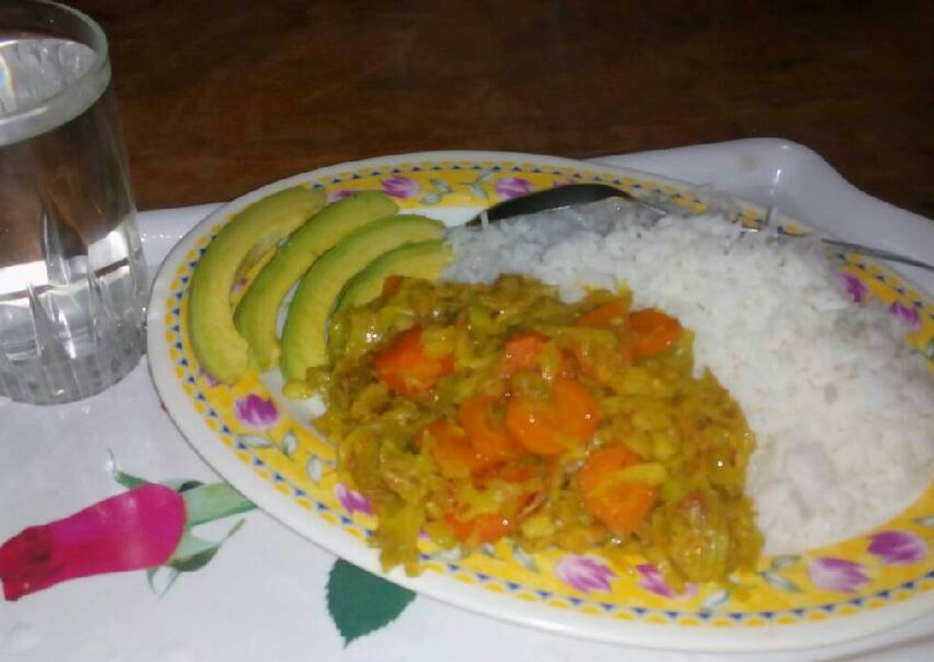 Boiled rice and cabbage served with avocado