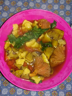 Una foto de Sopa vegana de hongos y hierba mora 💕🍃🍄