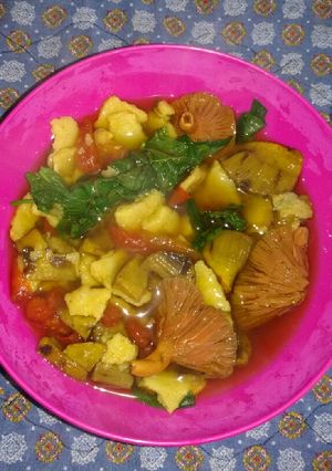Una foto de Sopa vegana de hongos y hierba mora 💕🍃🍄