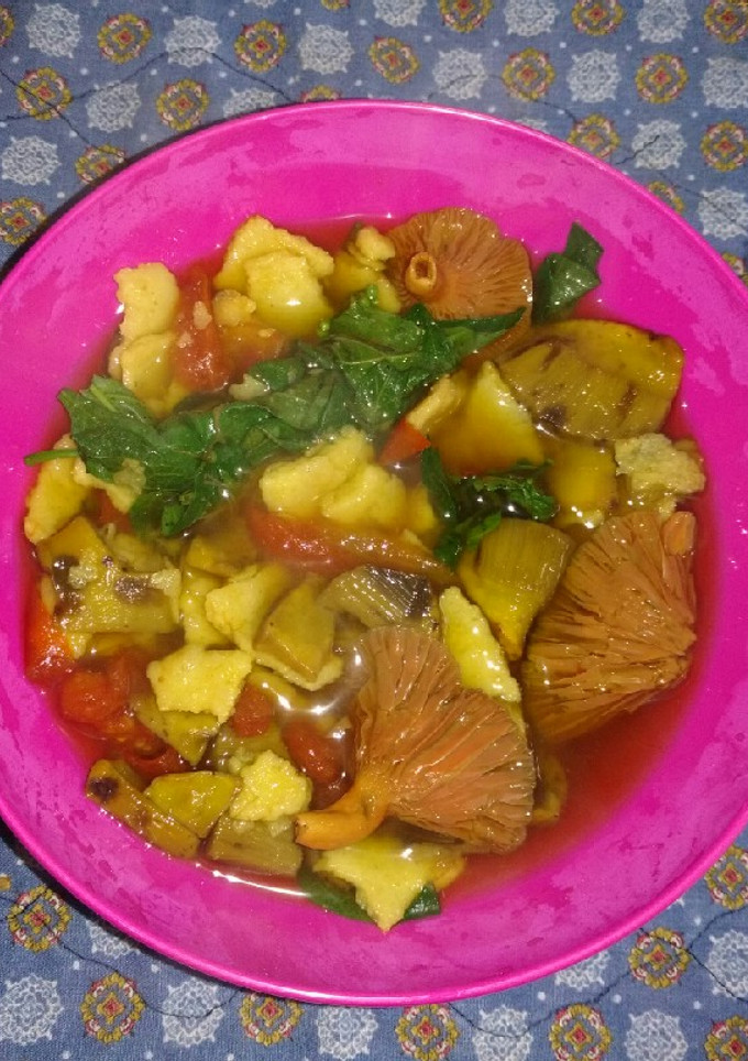 Una foto de Sopa vegana de hongos y hierba mora 💕🍃🍄