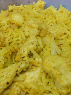 Una foto de Arroz con pollo al curry, queso de cabra y frutos secos