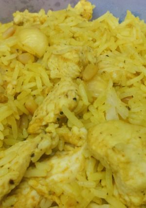 Una foto de Arroz con pollo al curry, queso de cabra y frutos secos