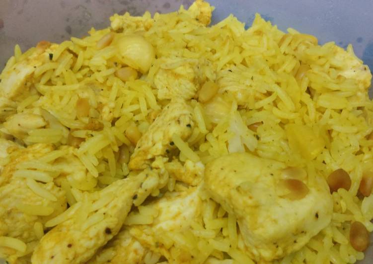 Arroz con pollo al curry, queso de cabra y frutos secos Receta de