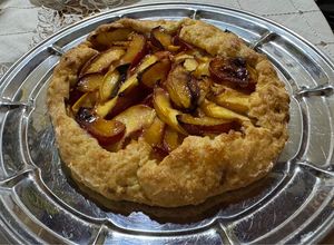Una foto de Galette de Pelones y Ciruelas