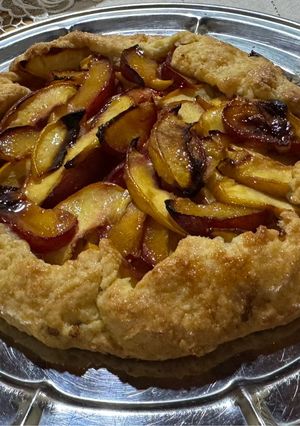 Una foto de Galette de Pelones y Ciruelas