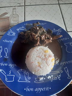 Una foto de Carne mongoliana con arroz