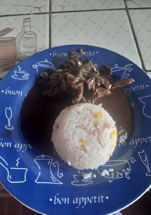 Una foto de Carne mongoliana con arroz