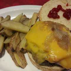 A picture of Hamburguesa con bacon, cheddar y cebolla caramelizada.