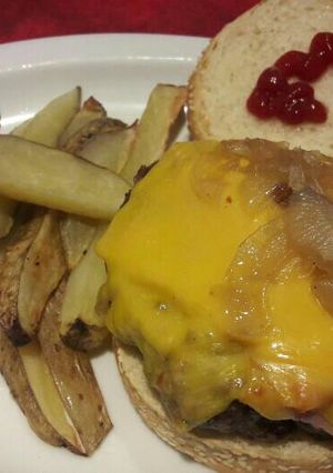 Una foto de Hamburguesa con bacon, cheddar y cebolla caramelizada