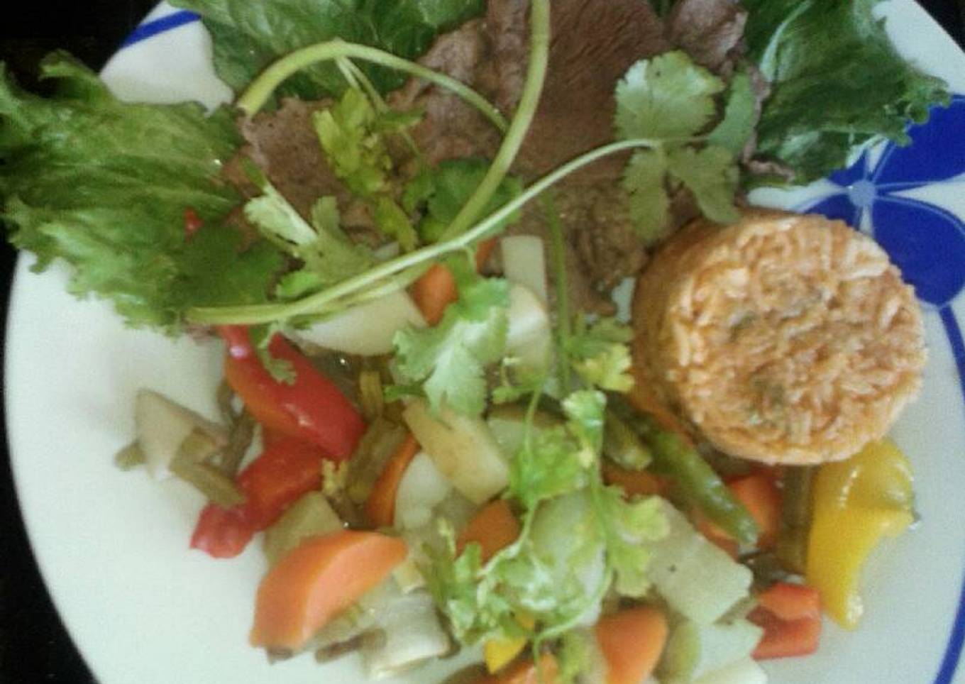 Bistec de res con ensalada al vapor