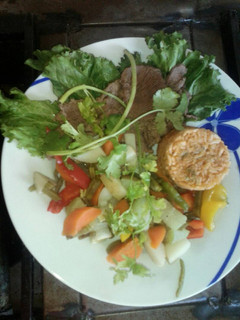 Una foto de Bistec de res con ensalada al vapor