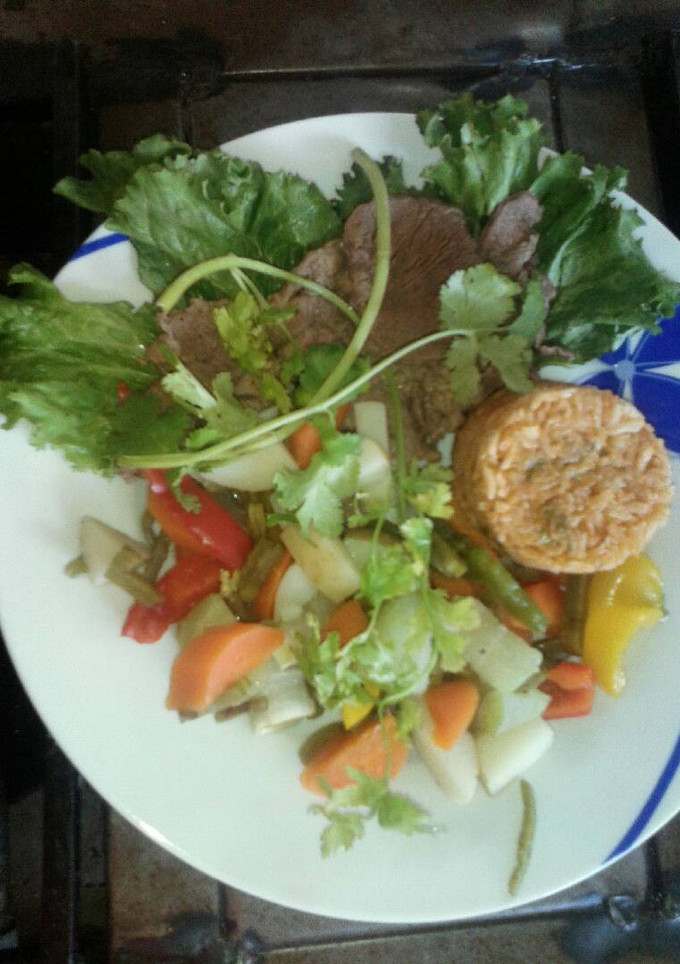 Una foto de Bistec de res con ensalada al vapor