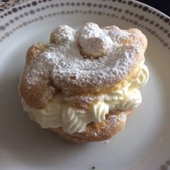 A picture of Caramel Cream Puffs.