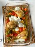 Muslos de pollo al horno con queso, pimientos y zanahorias