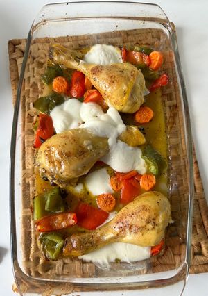 Foto principal de Muslos de pollo al horno con queso, pimientos y zanahorias