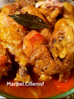 Una foto de Muslos de pollo guisados