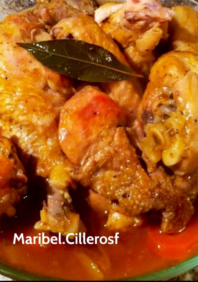 Una foto de Muslos de pollo guisados