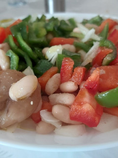 Una foto de Ensalada de alubias fácil y healthy