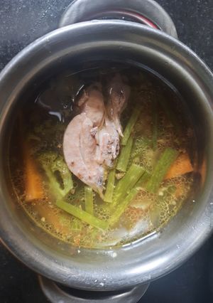চিকেন সুপ(Chicken soup recipe in Bengali) রেসিপির প্রধান ছবি