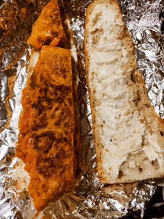 Una foto de Bocadillo de Tortilla de Batata Trufada con Queso Crema