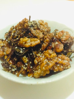 Una foto de Caramelizados con peces pequeños y nueces TSUKUDANI🇺🇾🇯🇵煮干しと胡桃の佃煮