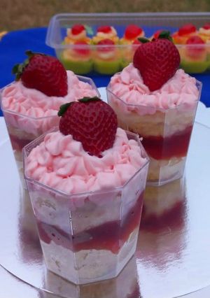 Una foto de Postre de frutilla en vasitos