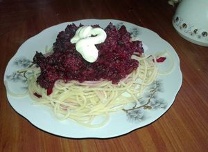 Una foto de Guiso vampiro (de betarraga). Receta de mi madre :)
