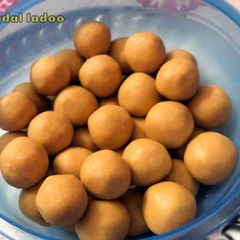 A picture of Moong dal ladoo.