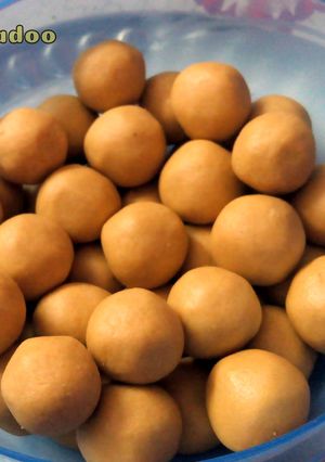 A picture of Moong dal ladoo.