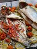 Lubina al horno con picadillo de tomate