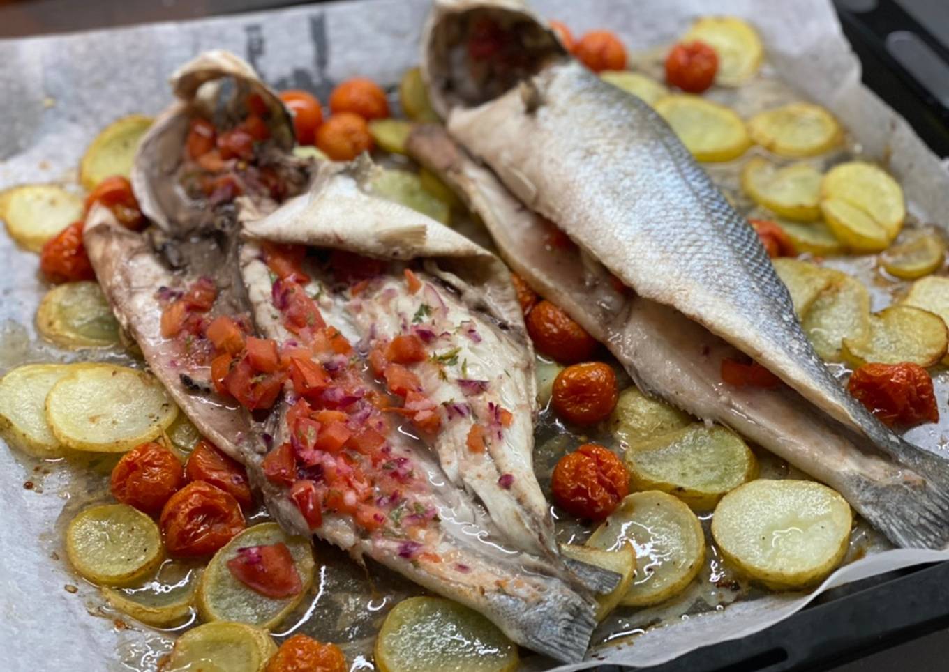 Lubina al horno con picadillo de tomate