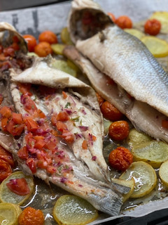 Una foto de Lubina al horno con picadillo de tomate