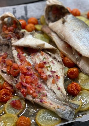 Foto principal de Lubina al horno con picadillo de tomate