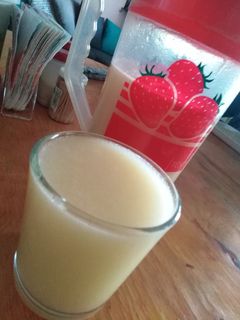 Una foto de Agua fresca de guayaba 😋