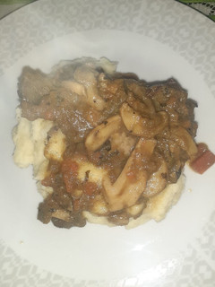 Una foto de Carne al vino tinto con champiñones acompañado de puré