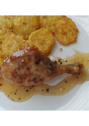 Una foto de Pollo en Salsa Dulce y tostones