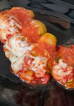 Sajttal töltött cukkinitekercsek recept fotója